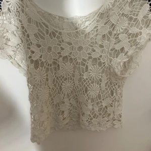 Snygg tröja - Super fin, har lite slitningar så skriv om du vill ha bild på. Är köpt på vinted så vet inte storleken men skulle säga S.💗