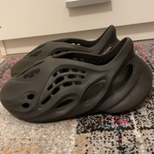 foam runners - strlk 42 bra skick, lite små repor och inga stora skador