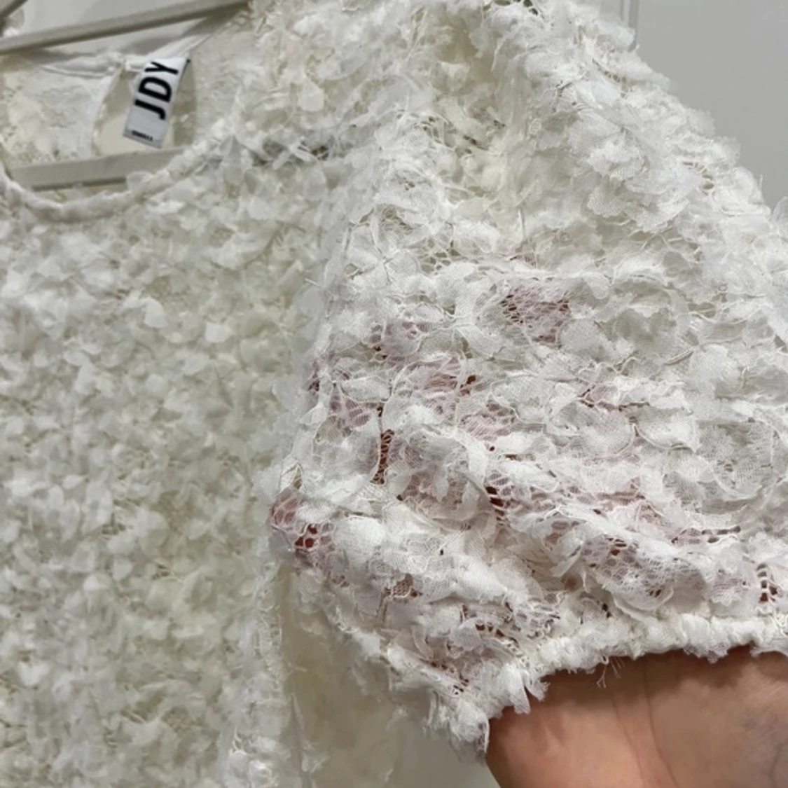 Vit spetsblus från JDY - 90