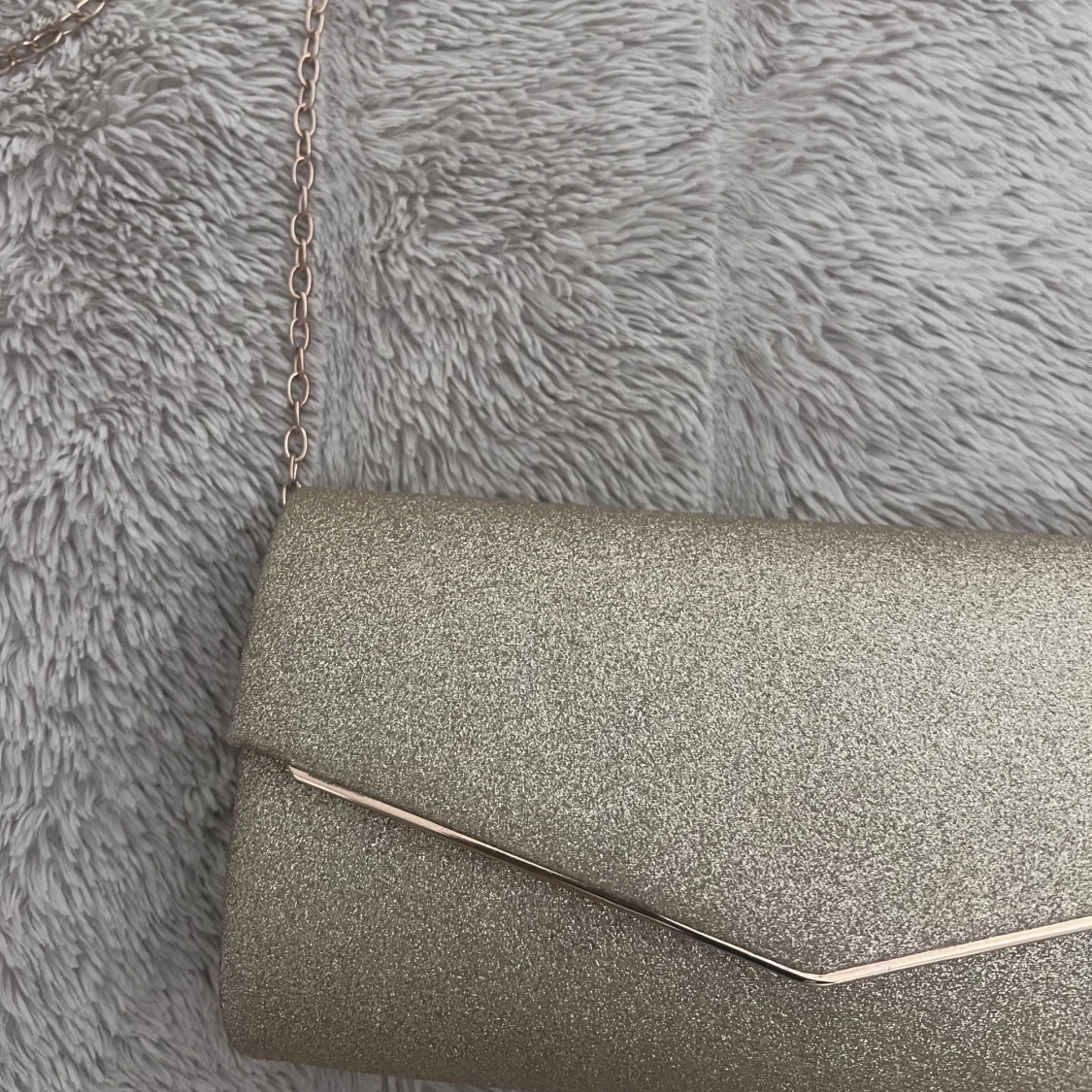 Glittrig guld kuvertväska med kedja - 90