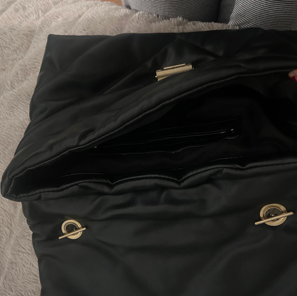 Svart quiltad axelväska med guld kedja ZARA - 92