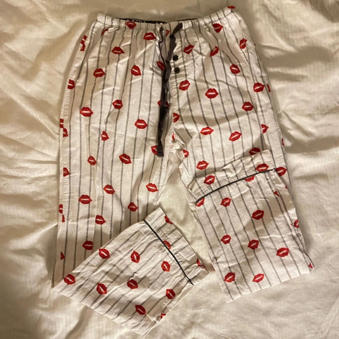 Randiga pyjamasbyxor med läppmönster