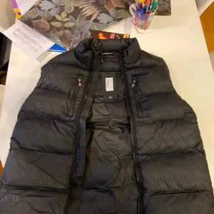 Alessandro zavetti vest XL - Svart Alessandro zavetti vest strl. XL beställd för 1 vecka sen för 879kr. Helt oanvänd och prislappen sitter kvar.