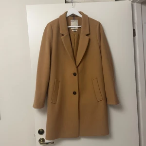 Beige kappa  - Säljer en elegant beige kappa från Esprit i storlek XS. Perfekt för höst och vår. Tryck gärna på köp nu 🩷