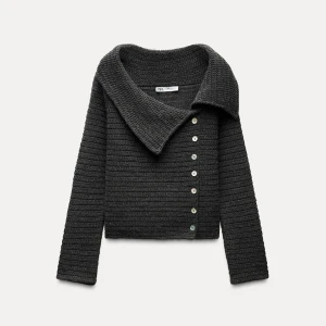 offshoulder kofta - Säljer en superfin mörkgrå stickad kofta från Zara. Aldrig använd enbart testad med prislapp kvar! Kan byta mot en S💕