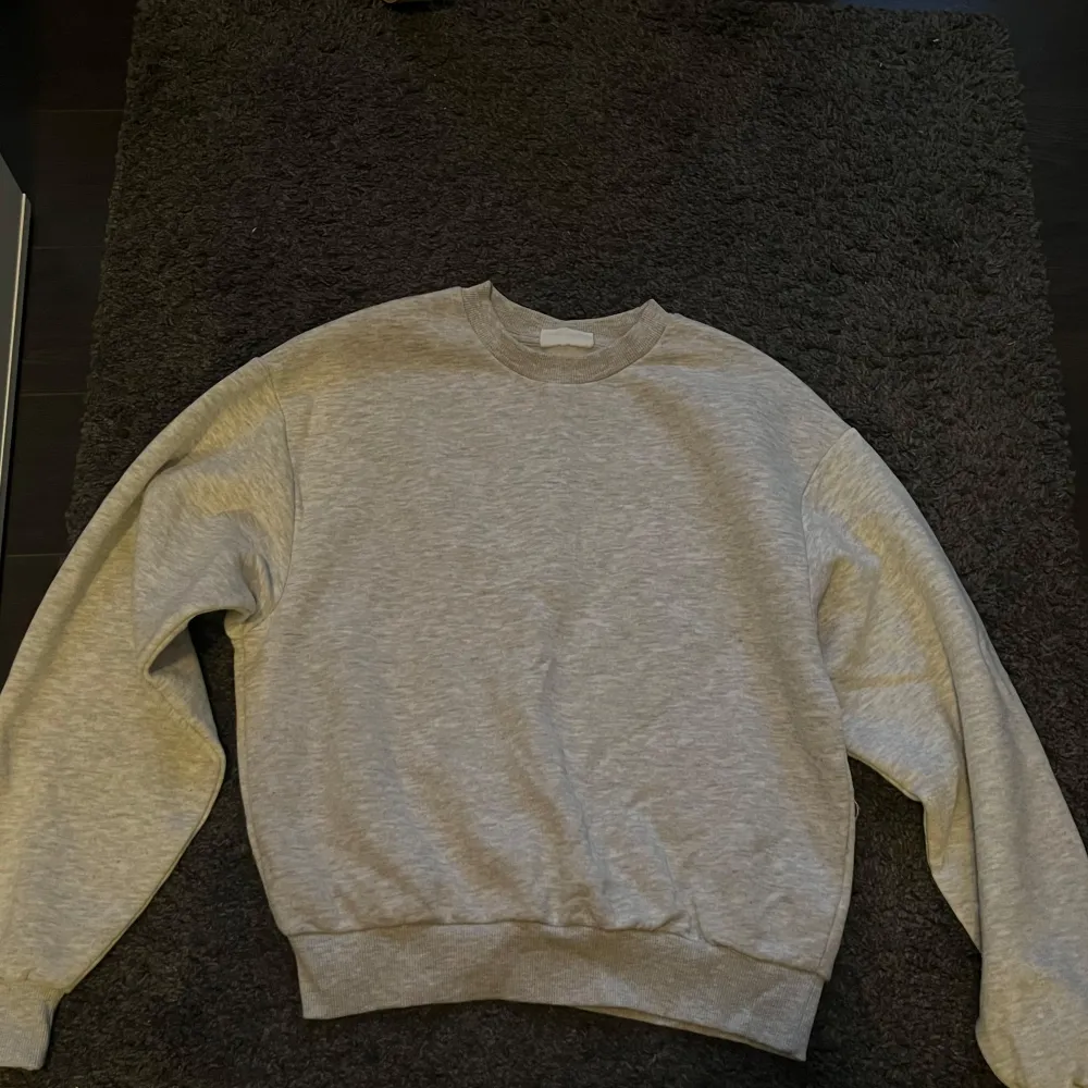 Säljer en enkel och bekväm grå sweatshirt i hyfsat bra skick. Perfekt för vardagsbruk. Den är ifrån Gina Tricot i storlek S. Den är lite nopprig och har nån tråd som låsnat lite men inget som märkts av när man har på den. Annars super fint skick. . Tröjor & Koftor.