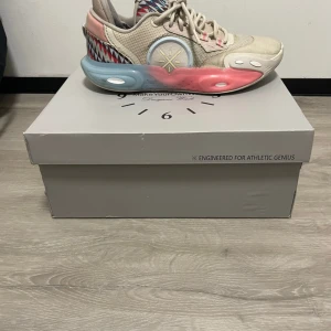 Basketskor. Way of wade All city 12 - Säljer mina Way of wade AC 12. De har fantastiskt grepp i fin färg. Den vänstra skons häl är lite öppen som man kan se på sista bilden men har ingen betydelse på prestationen. Skorna var för små för mig är därför jag säljer dom