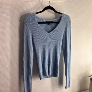 Ribbad tröja - Babyblå ribbad tröja som aldrig kommit till användning. Storlek M men passar mer som en S 
