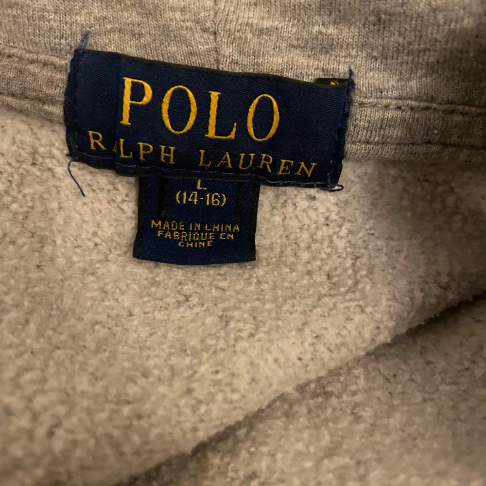 Säljer en snygg grå hoodie från Ralph Lauren i storlek L. Den har en dragkedja framtill och är perfekt för både höst och vår. Hoodien är i bra skick och har den klassiska lilla loggan på bröstet. Råka ta en bild upp och ner . Hoodies.