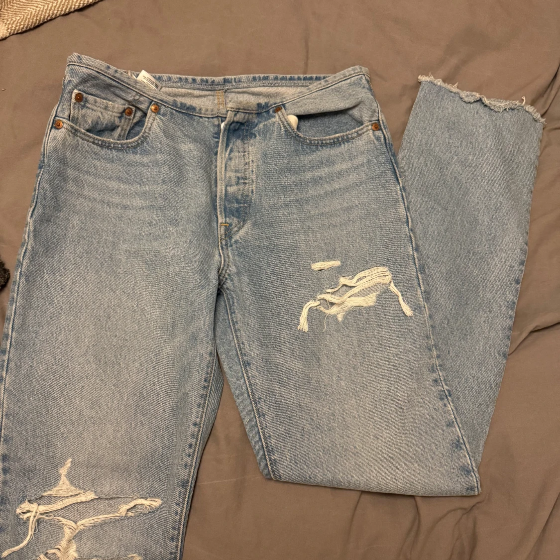Levis 501 jeans med slitningar