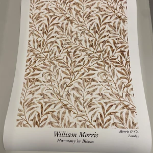 William Morris Harmony in Bloom - Säljer en vacker poster med William Morris design 'Harmony in Bloom'. Postern har ett intrikat mönster av bruna och beige blad på en vit bakgrund. Perfekt för att ge ditt rum en touch av klassisk elegans. Storleken är idealisk för att rama in och hänga upp på väggen.50x70 cm