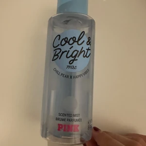 Cool & Bright Mist från Victoria Secret  - Säljer en fräsch och uppiggande doftmist från PINK, Victoria secret. Den heter Cool & Bright och har en härlig doft av chill pear och happy vibes. Flaskan är genomskinlig med blå detaljer och rymmer 250 ml. Perfekt för att fräscha upp sig under dagen! Har använt produkten, det finns ungefär 75% kvar i flaskan. 