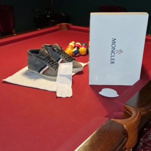 Moncler skor - Säljer dessa moncler skor i storlek 41/uk 7,5 men passar 42. Nypris:6000kr-8000kr skick:7-8/10 enda defekten är att sulan är lite sliten men märks knappt kom dm för frågor och funderingar