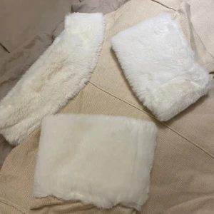 Beige tröja med vit fuskpäls - Mysig beige tröja med vit fuskpäls vid krage och ärmslut. Perfekt för kyliga dagar eller som jultröja. Tröjan är lång, har långa ärmar och en bekväm passform. 