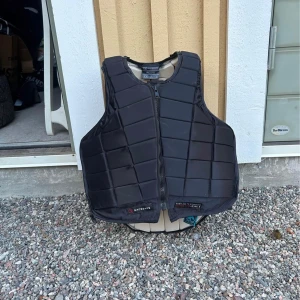 Ridväst  - Säljer min Ridväst som är använd endast 1 gång! Säljer pågrund av ingen användning. Jätte fin och skön! Passar dig som är en S/M i kläder alltså 36/38 ungefär!