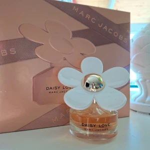 Daisy Love Eau de Toilette från Marc Jacobs - Daisy Love Eau de Toilette 50ml från Marc Jacobs.🤍 Har använts ett fåtal gånger 🤍