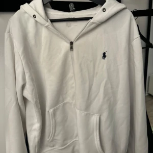 Polo tröja, storlek L.  - Säljer min polo ströja i storlek L. Snygg & basic kofta. Passar till det mesta. 