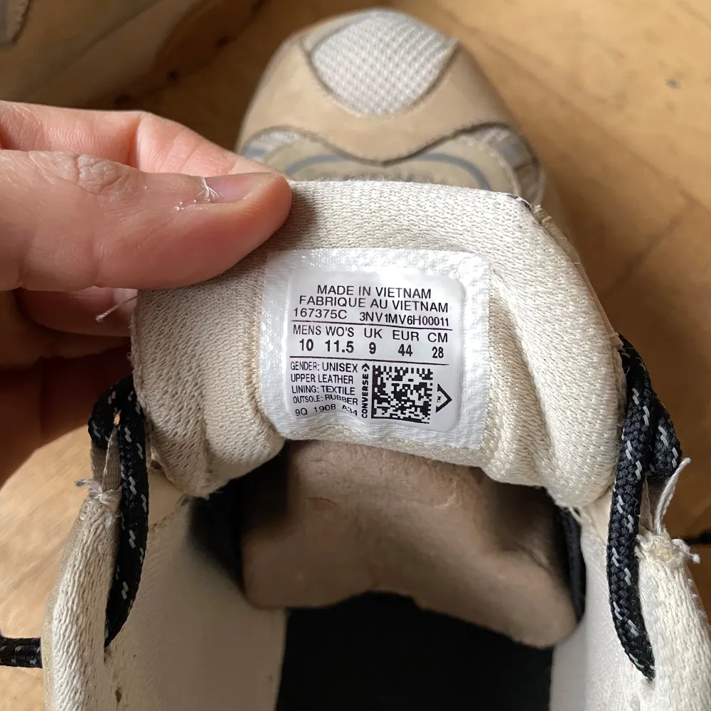 Jasså titta ett par Converse x Golf Le Fleur Gianni Ox i storlek 44 se på fan! Nice chunky sko som funkar året om. Behöver absolut en tvätt men annars i mycket fint skick! Kommer hålla länge till :) kommer tyvärr bara med de svarta lacesen <3 ciao!. Kengät.
