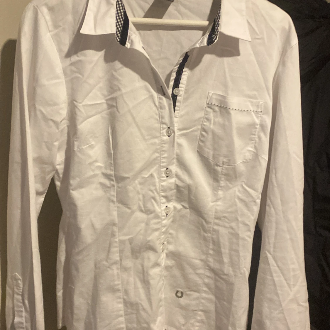 Vit skjorta med rutiga detaljer