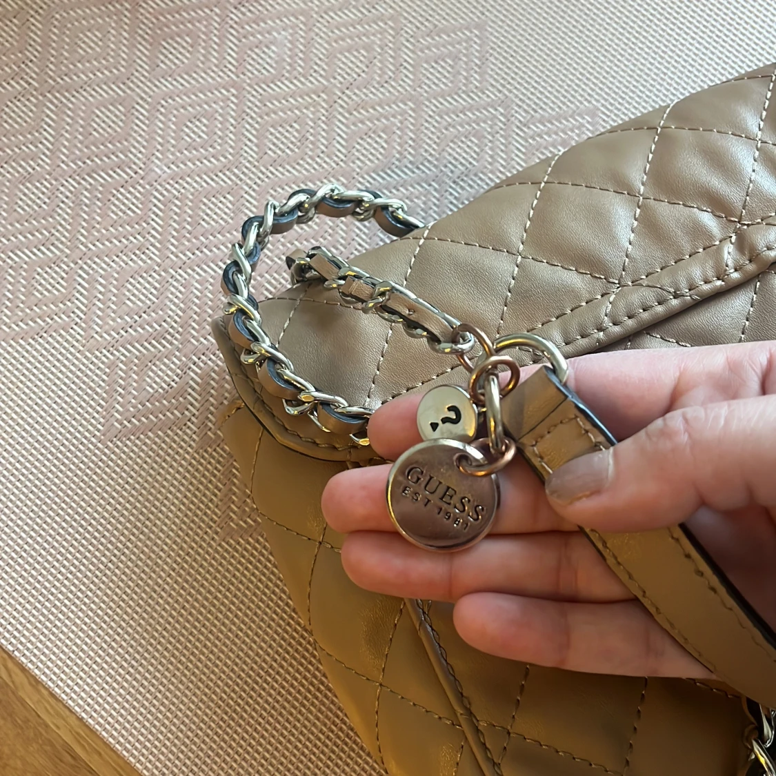 Beige quiltad axelväska från Guess - 91