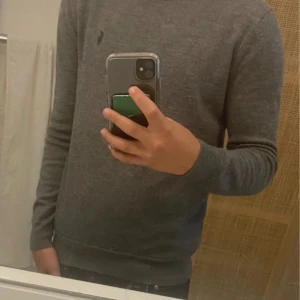 Ralph lauren tröja 100% merinoull  - Riktigt snygg Ralph lauren tröja i 100% merinoull! Svinbra skick Storlek S men passar XS Nypris runt 2000kr mitt pris 599kr Hör av dig vid fler frågor eller funderingar!