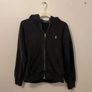 Svart Polo Ralph Lauren Hoodie - Säljer en klassisk svart hoodie från Polo Ralph Lauren i storlek M barn vilket motsvar 146-152.