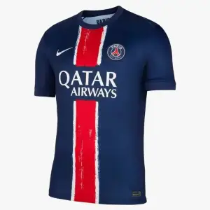 Säljer en snygg PSG fotbollströja i mörkblått med en röd och vit rand i mitten. Tröjan är kortärmad och har Qatar Airways som sponsorlogga på framsidan. Perfekt för alla fotbollsfans som vill visa sitt stöd för laget! 🏆NYPRIS:1200                                                         MITT PRIS: 699