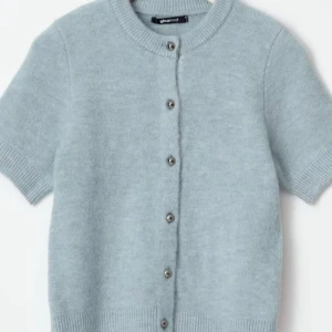 Ljusblå kofta från Gina Tricot - Superfin ljusblå kofta från Gina Tricot i mjukt material. Nyskick