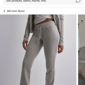 Grå zip-up tröja - Säljer en snygg och bekväm grå zip-up tröja och byxorna från Nelly använt 2 gånger säljer pågrund av att de satt för litet