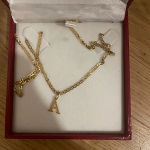 Guldhalsband med bokstavshänge - guldhalsband med ett hänge i form av bokstaven 'A'. Halsbandet är äkta och aldrig använt då jag inte använder guld. Skriv för mer bilder