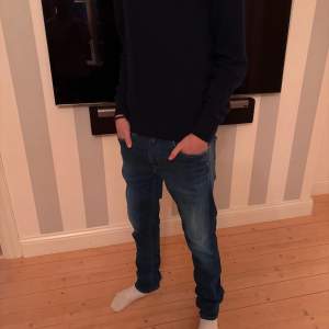 Säljer ett par snygga blå jeans från Replay i storlek 31/34. De är helt nya och är i mycket bra skick. Modellen är 183 och 65kg. Skriv om några funderingar/VC