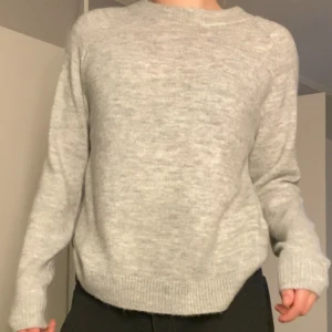Grå stickad tröja från Vero Moda - Mysig grå stickad tröja från Vero Moda i storlek M.  Använd 2 ggr. Säljer på grund av att jag har fler likande tröjor.