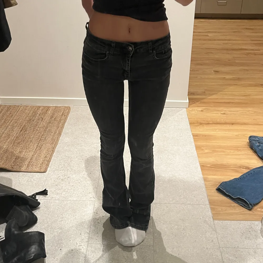 Säljer ett par svarta jeans som är lowwaist och bootcut . Farkut & Housut.