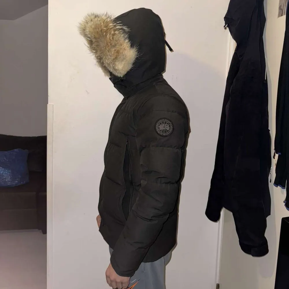 Canada goose wyndham parka black label i fint skick, allt finns, kvitto och låda. Jackan är rökfri och pälsen i jätte fint skick. Jackor.