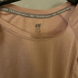 Träningströja! - En tränings T-shirt i fin rosa färg💕 Använd men fortfarande i bra skick! Säljer eftersom den inte passar mig längre! 