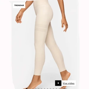 Beige leggings - Snygga och bekväma beige leggings som passar perfekt för både träning och vardag. De är högmidjade och har en tight passform som framhäver figuren. Materialet är mjukt och stretchigt, vilket ger en skön känsla hela dagen. Perfekta att matcha med en oversized tröja eller en sportig topp!