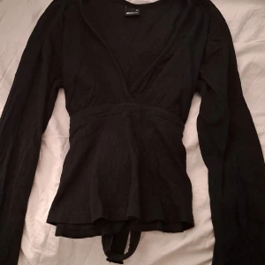 Cute tie top - Superfin blus/tröja ifrån Gina!! Man knyter den i midjan så den passar därför många🫶Endast använd fåtal gånger! Går att knyta på två sätt🫶
