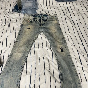 Ljusblå jeans från Diesel. Slim fit - Säljer ett par ljusblå Diesel jeans i bra skick. De har en cool slitningseffekt och är perfekta för en avslappnad stil. Jeansen är riktigt fräscha och får dig att sticka ut på ett bra sätt🤩🤩