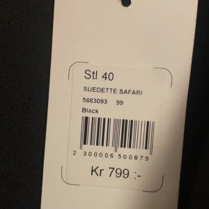 Svart jacka från VILA - Snygg svart jacka från VILA i storlek 40. Den har en knytning i midjan och långa ärmar. Perfekt för höst och vår med sin stilrena design. Jackan har en klassisk krage och två fickor framtill. Passar både till vardags och fest!