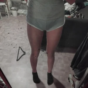 Grå shorts - Säljer ett par grå shorts i mjukt material, perfekta för träning eller en avslappnad dag hemma. De har en bekväm passform och är i bra skick. Perfekta för sommaren!