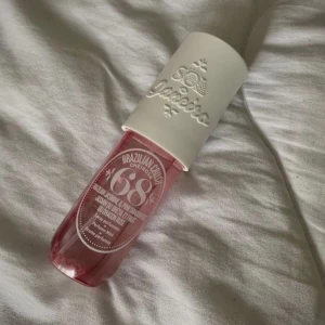 sol de janeiro 68 body mist - säljer en sol de janeiro body mist. har bara använt ett fåtal gånger, annars finns det mesta kvar. priset kan diskuteras