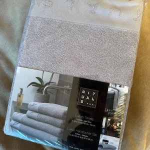 Rituals handdukar  - Rituals set med handdukar i ljusgrå färg. Kvar oöppnad i förpackning. Perfekt till julklapp