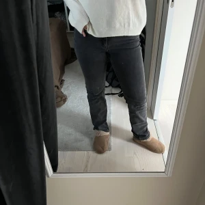 Svarta jeans i bra skick - Säljer ett par svarta jeans i bra skick. De är raka i modellen och midwaist. Knappast använda