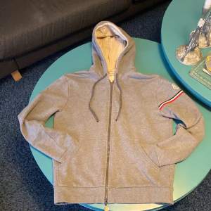 Säljer en grå zip-up hoodie från Moncler i storlek M. Köpt i Italien på second hand bara skriva om man vill ha fler bilder! 