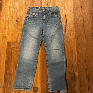 Blå jeans från LAB Industries - Säljer ett par snygga blå jeans från LAB Industries i storlek 158. De har en baggy/loose fit och är perfekta för en avslappnad stil. Jeansen har klassisk femficksdesign och en knappgylf. Perfekta för både vardag och chillhäng! 🕶️