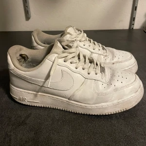  Nike Air Force 1 - Nice Air Force 1s i använt, men bra skick. Lite slitna men fortfarande liv kvar i sig✅                    Hör av dig vid frågor:)