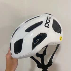 Vit cykelhjälm från POC - Säljer en vit POC Ventral Air cykelhjälm i storlek small (50-56 cm). Justerbar passform. Kontakt för mer information🫶🏼