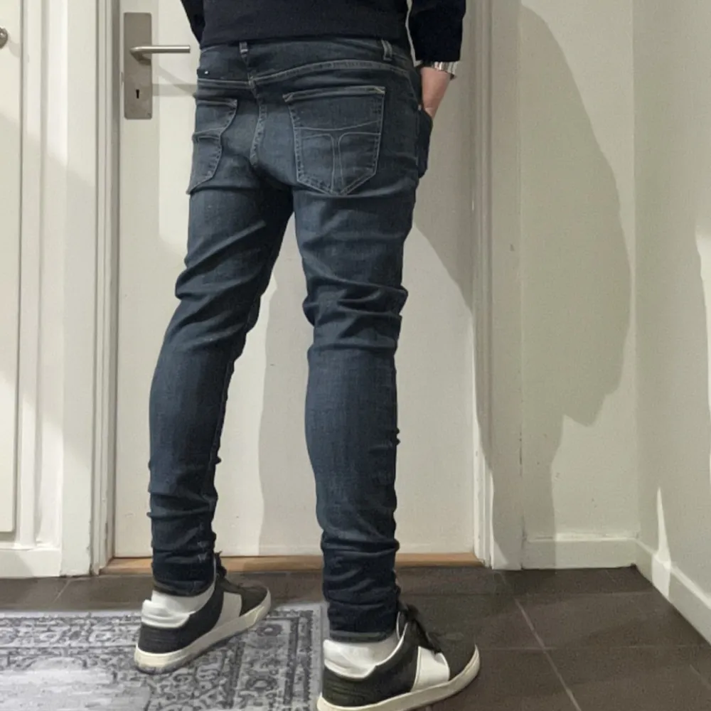 Hej! Vi säljer nu dessa supersnygga Tiger of Sweden jeansen i mörkblå färg | Storlek: 32/32, slim fit | Skick: 9/10, nästan nya | Nypris: ca 1600kr | Hör gärna av dig om du har några fler frågor!. Jeans & Byxor.