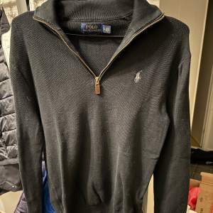 Säljer nu min riktigt snygga svarta ralph lauren half zip i strl xs. Säljer den då den är för liten men annars är den i rikigt bra skick. Bara att skriva ett DM vid intresse!