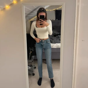 Blå jeans - Säljer ett par snygga blå jeans. Storlek XS, pris 99:-  De har en klassisk straight fit och är perfekta för både vardag och fest. Jeansen är i mycket bra skick och passar perfekt till en enkel topp eller en mer dressad look. Perfekta för höst och vår!